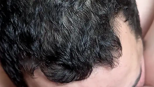 Kız arkadaşını dışarıda yalıyor