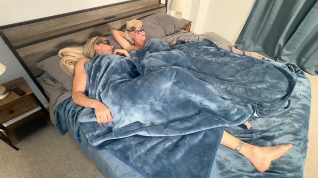 Seksi ayaklı seksi sarışınlar