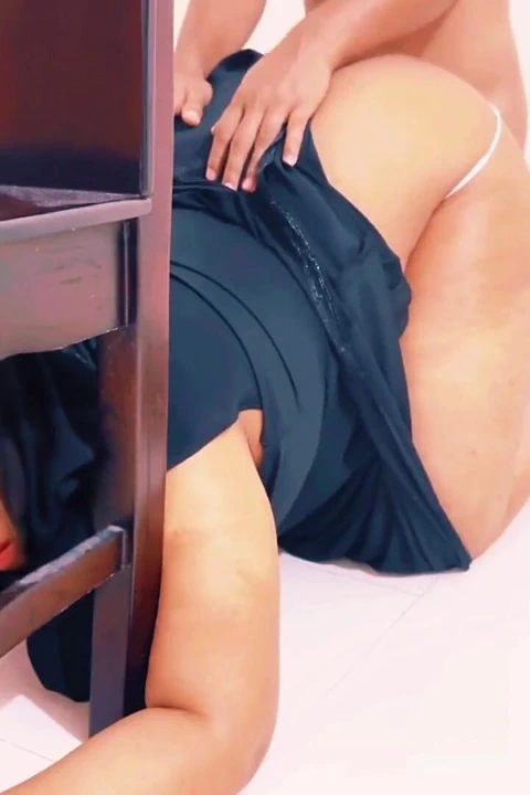 Suudi Arabistan'ın güzel iri güzel kadın ateşli üvey kız kardeşinin kendi arzusu sıkışıyor... Üvey erkek kardeşinden sikişmek için saç - büyük götünü sikiyor ve boşalıyor