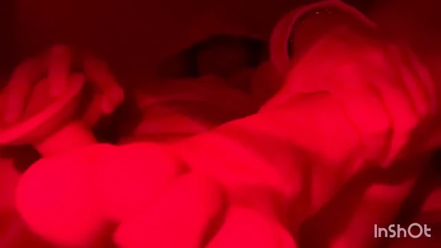 Küçük üvey kız kardeş vajinasını hazırlıyor.