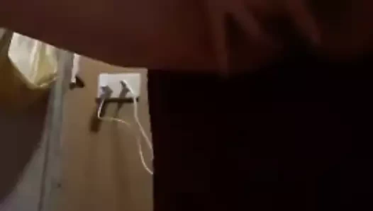 Onu kedi ile oynamayı seviyor