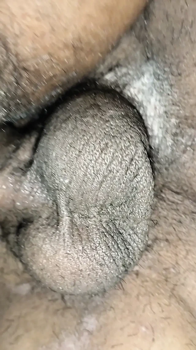 Hintli baldızın götünü tekmeliyor