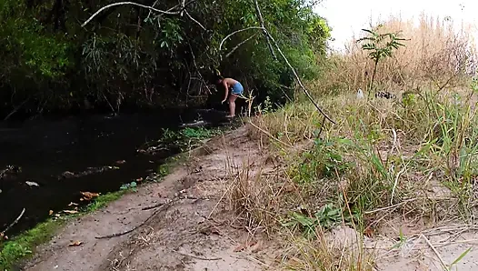 Yabancıların deredeki buluşması beklenmedik bir seksle bitiyor.