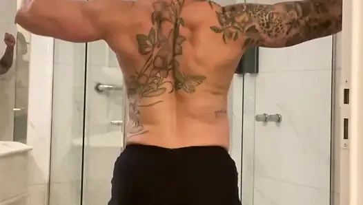 Güçlü kaslı gilf sana hükmedecek