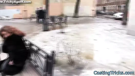 Smalltits bebek berbat üzerinde döküm kanepe