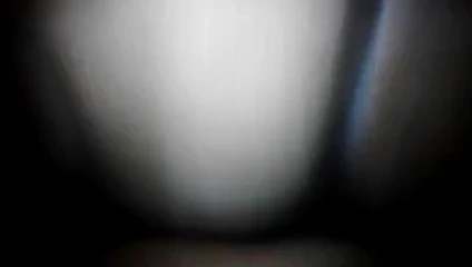 O amcığı o şişko aletin üzerine koymak.