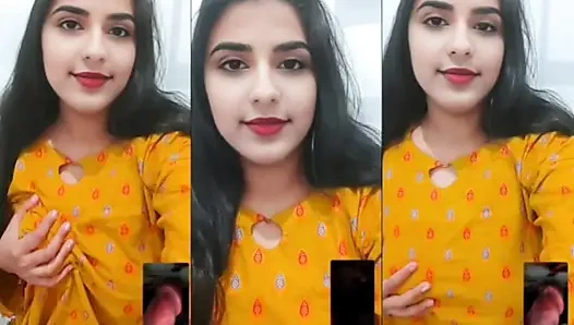 Sevimli kız görüntülü görüşme seks videosunda erkek arkadaşıyla çevrimiçi seks sohbeti yapıyor