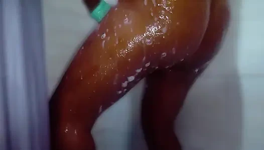 Lil latin duş gösterisi sLo-mo