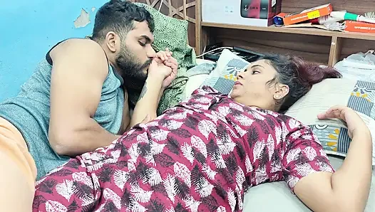 Göğüslere basıyor ve amcığını ovuyor romantizm