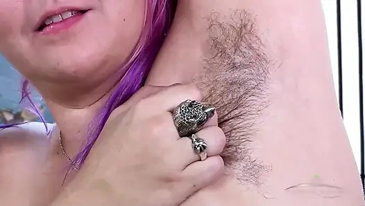 Bratty Wolfie, at kuyruklu kıllı kız, kıllı amını yayma ve en sevdiği vibratörle oynamayı seviyor.