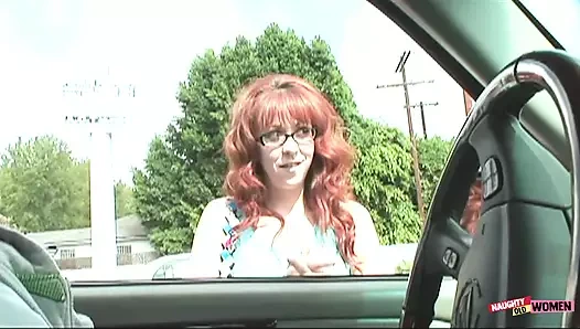 Kızıl saçlı orta yaşlı seksi kadın sevdiği gibi kullanması için büyük zenci yarağına amını ve göt deliğini veriyor