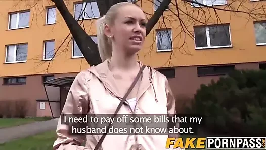 Kamu ajan alır yukarı seksi sarışın linda ve sikikleri ona iyi