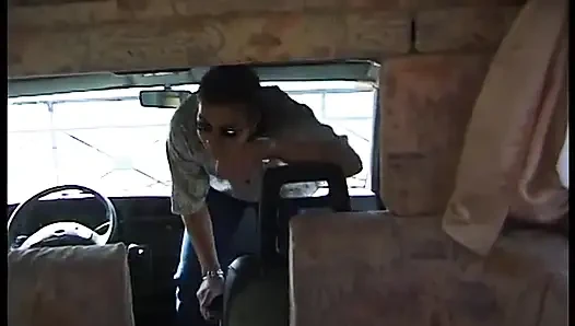Külotlu çoraplı kız ambulansta büyük bir yarağı sikiyor ve götüne boşalma