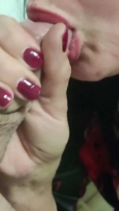 Ağzımı sürtük gibi bolca dölle doldurdu - orta yaşlı seksi kadın ağzına boşalmalı oral seks | Klip 1