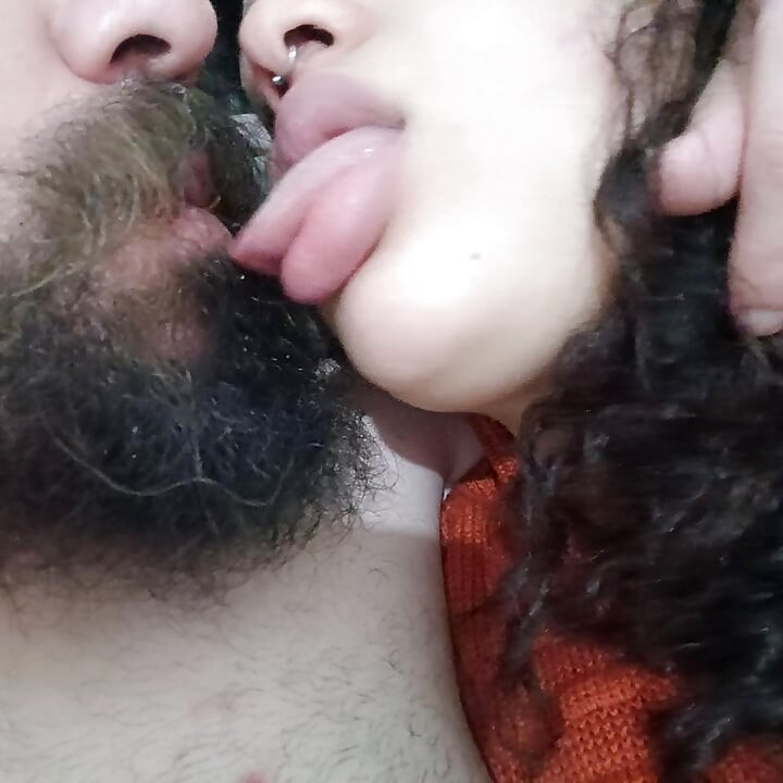 DIL ÖPÜCÜĞÜ, TAM DUDAKLARı VE SEKSI SÜRTÜK KÜÇÜK AĞZıNı SIKIYOR