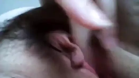 elle se filme en branlant son gros clito et en se doigtant