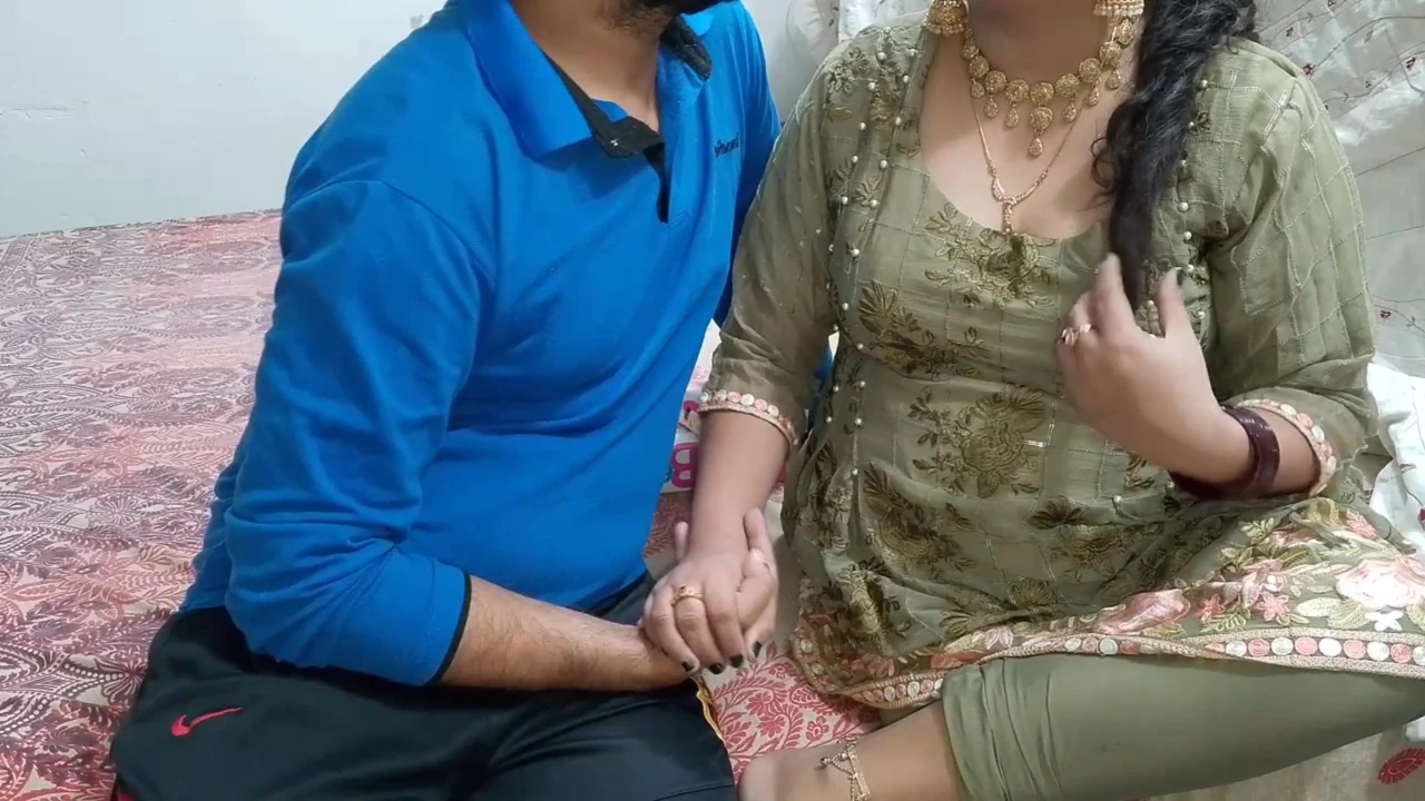 देवर अपनी शादी की सालगिरह पर भाभी को उपहार देता है