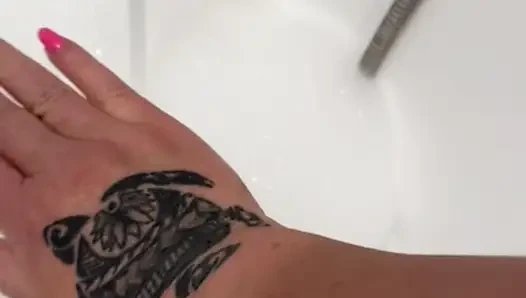 Üvey anne çoraplı ve seksi iç çamaşırlı banyo yapıyor, ıslak büyük göt