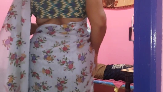 Üvey annem bana üvey oğlumu yemem için yemek getirdi onunla seks yaptım