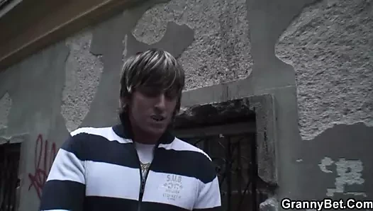 genç adam kanepede eski nine berbat