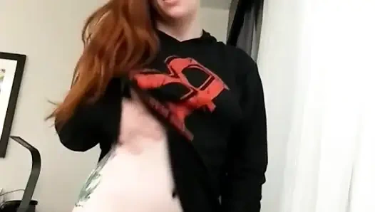 Solgun kızıl saçlı otel kanepesinde sert boşalıyor