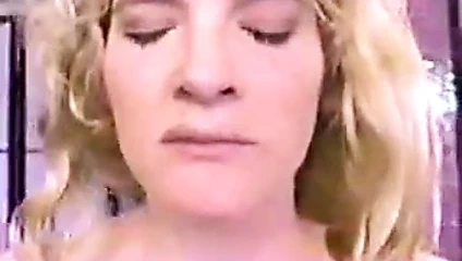 Sarışın içecekler boşalmak itibaren bir bardak