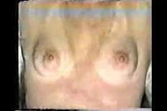 Köle kız gets memeler ve kedi çırpılmış koli