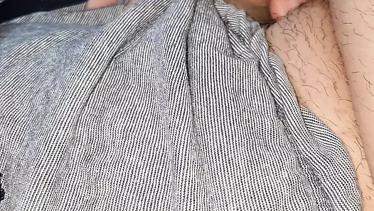 Üvey anne üvey oğlunun yarağını pantolonundan çıkardı ve ona elle muamele çekti