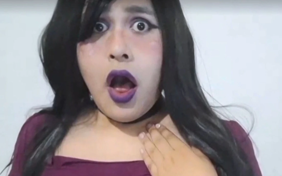 Tam sürüm sevimli gotik trans kız ahegao yapıyor ve memelerini sağım makinesiyle emzirdikten sonra anne sütünü yalıyor