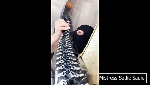 Kırmızı iç çamaşırlarıyla baskın ol.