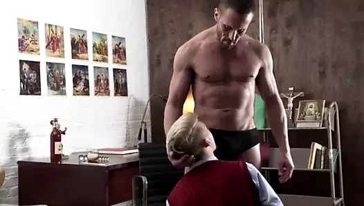 Sarışın kız öğrenci rahip tarafından eyersiz çivilenmiş alır