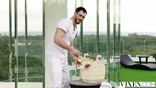 Vixen tatilinde Nancy basit bir masajdan fazlasını istiyor
