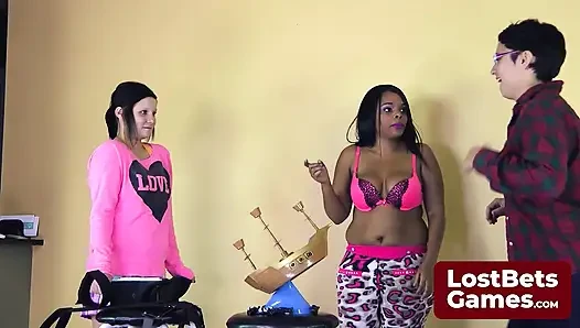 Üç amatör striptiz korsan penguenleri oyunu oynuyor