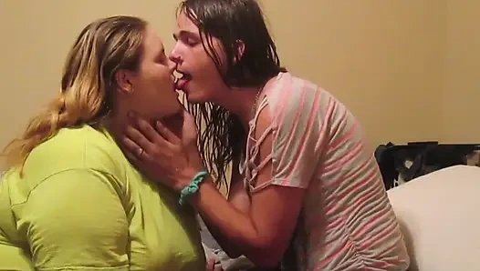 Seksi orta yaşlı seksi kadın ve ateşli kadın kılıklı sikişiyor ve klitorisini boşaltıyor