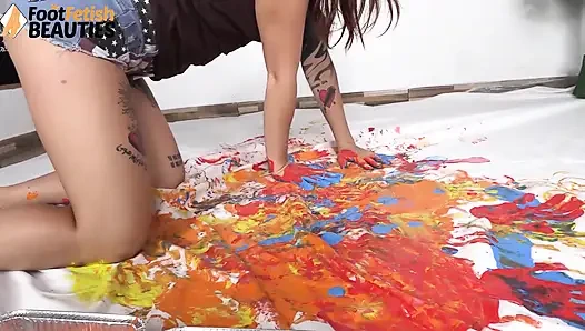 Esmer diva ödüllü bir sanat yaratmak için ayaklarını ve ellerini boyayla kaplıyor