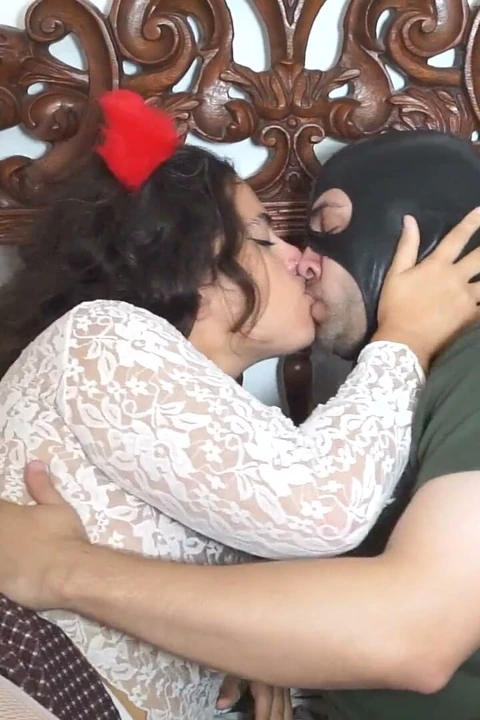 Transvestit ve Domi, kısır boğuk kişi balkondan izlerken, karısının vajinasına giriyor!