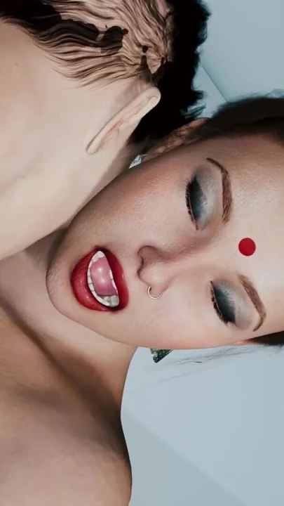 Hintli üvey anne yatak odasında üvey oğlunun arkadaşıyla seks yapıyor | Klip 2