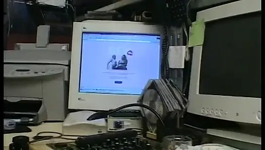 Kıvırcık saçlı sarışın kıllı amını parmaklatıyor