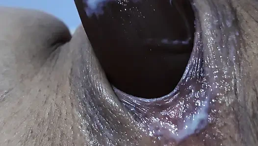 Evde yalnızım ve büyük siyah bir dildoyla amcığıma mastürbasyon yapmaya karar veriyorum ve fışkırtıyorum.