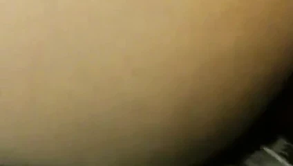 Yatağın üzerine eğildi