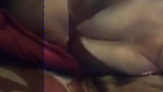 Yatakta sevimli çıplak