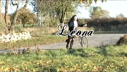 Seksi tombul amcıktaki penisi ağzında seviyor