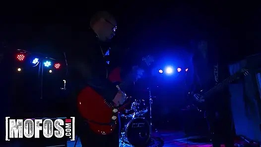 Mofos - genç ateşli bella nova konserde büyük memeli bir adamla tanışıyor ve ağzına boşalana kadar yarağına biniyor