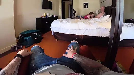 Ateşli evli kadın adama sakso çekiyor ve sen izlerken yüzüne boşalıyor