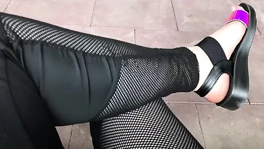 Yeni parlak sandaletlerim ve parmaklarım açık havada azdırıyor