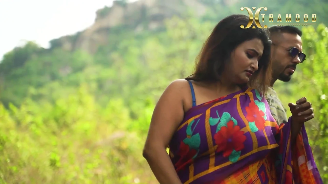 एक प्यारा जोड़ा आउटडोर माउंटेन सेक्स में खुद को नियंत्रित नहीं करता