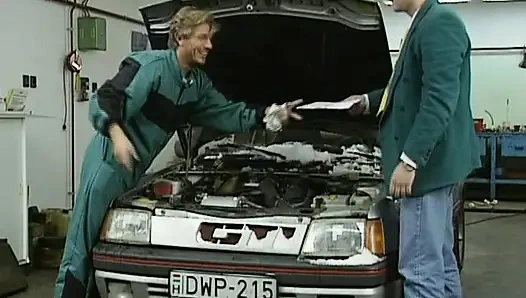 Seksi Alman sürtükler yerde sert sikişiyor