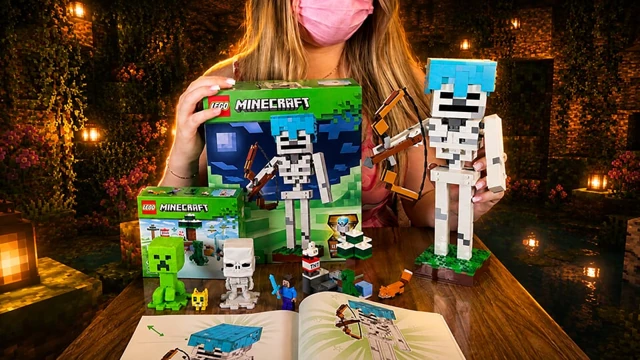 Yay çeken Minecraft İskeleti'ne hayat veriyor. Rahat BIR ŞEKILDE YAPıLAN BIR KADıN. SFW