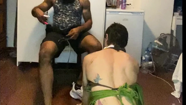 İtaatkar küçük köpeğe ayaklarımı yalattırdım.