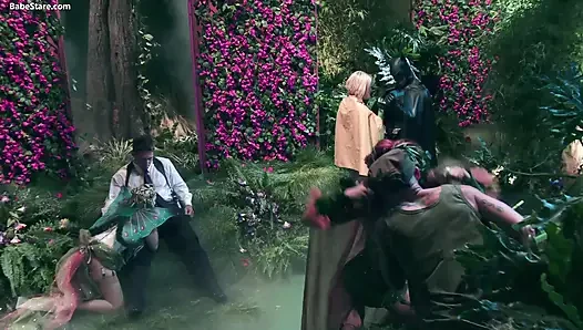 Poison Ivy Parody: Kostümlü seksi kızlar grup seks yapıyor